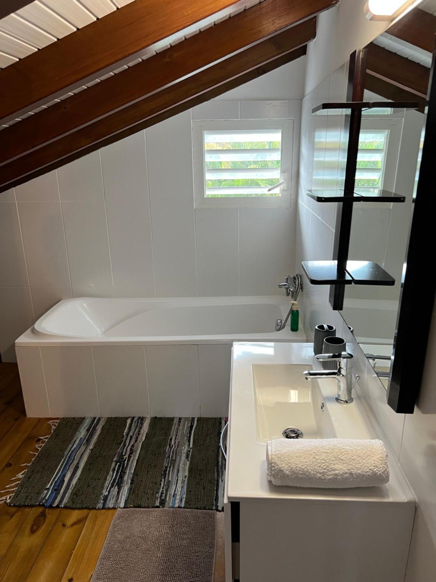 Villa Au Calme Avec Jacuzzi, Villa Le Boursoie Les Abymes Kültér fotó