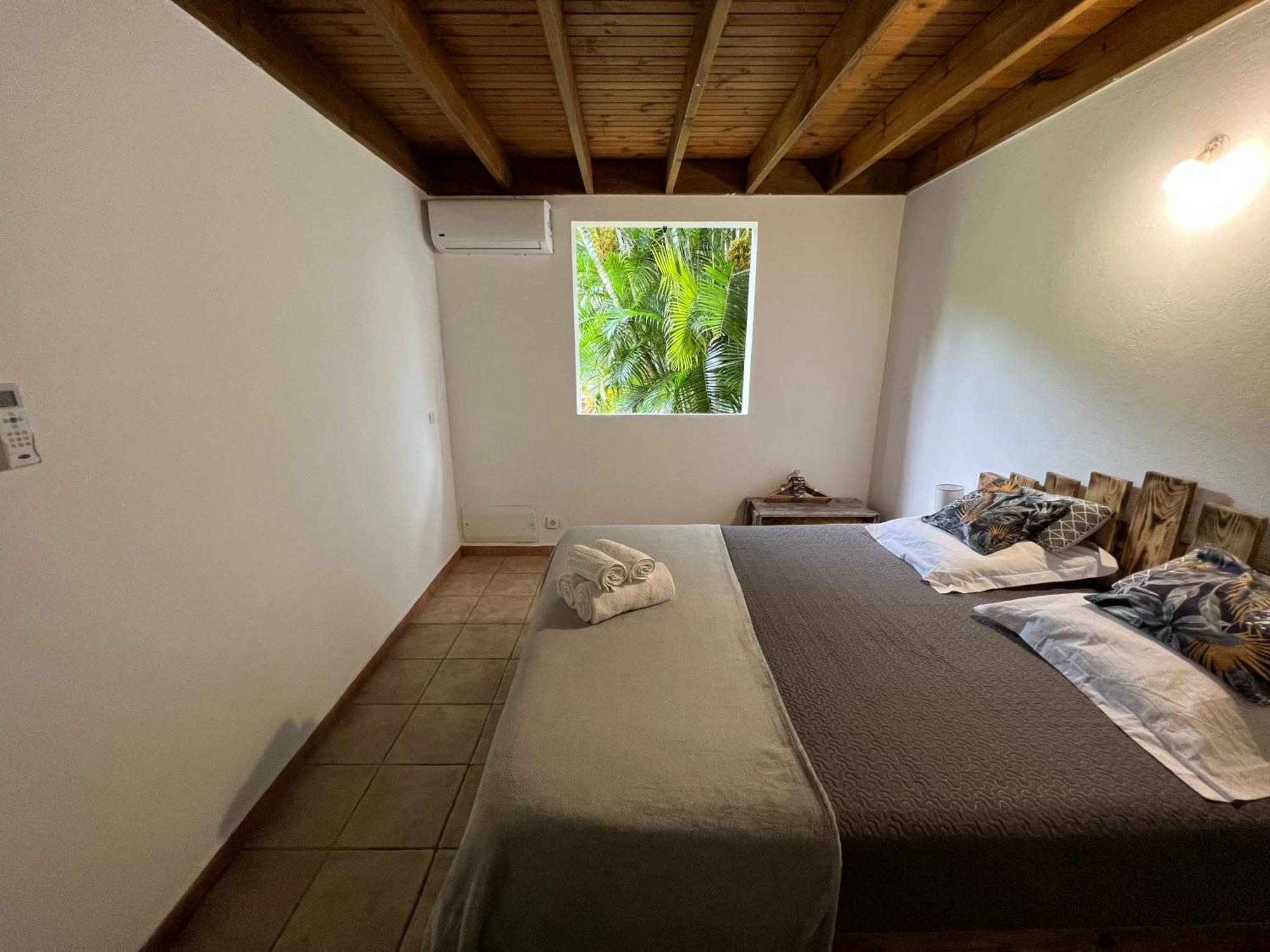 Villa Au Calme Avec Jacuzzi, Villa Le Boursoie Les Abymes Kültér fotó