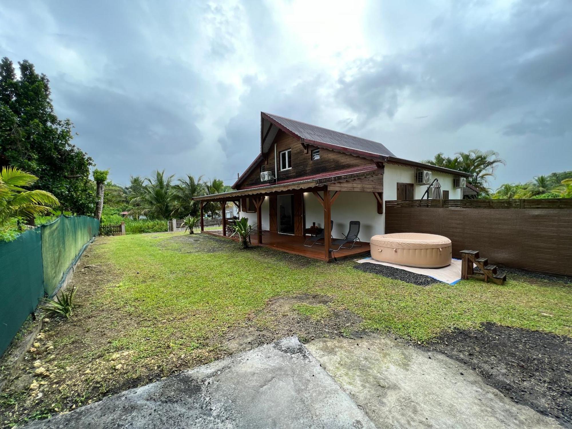 Villa Au Calme Avec Jacuzzi, Villa Le Boursoie Les Abymes Kültér fotó