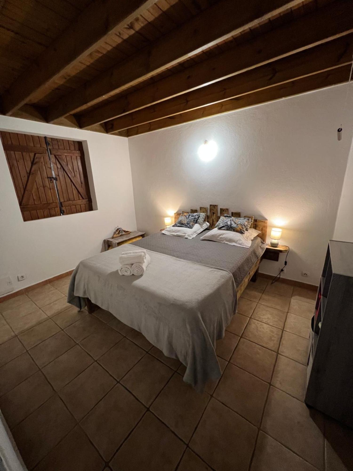 Villa Au Calme Avec Jacuzzi, Villa Le Boursoie Les Abymes Kültér fotó