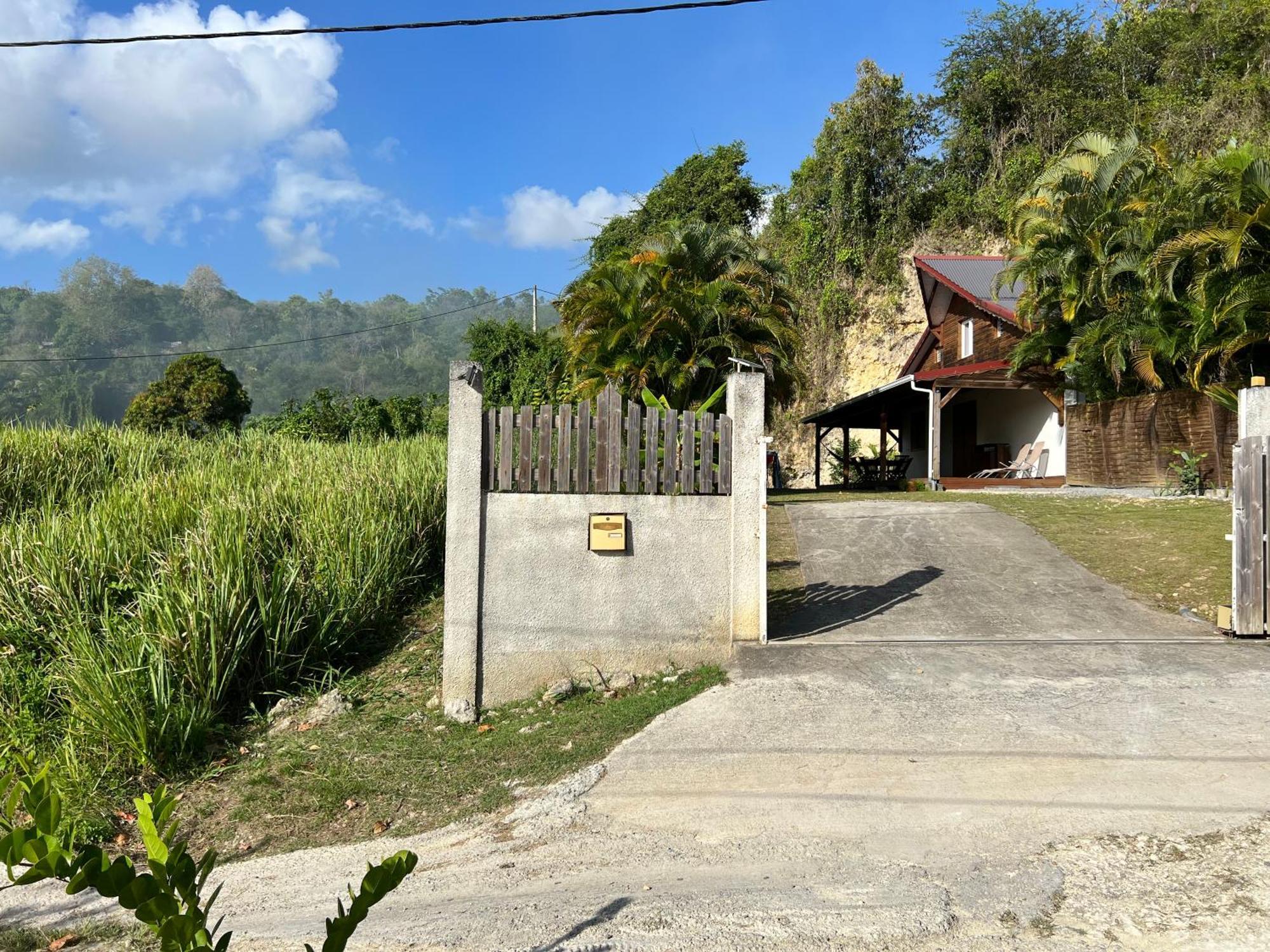 Villa Au Calme Avec Jacuzzi, Villa Le Boursoie Les Abymes Kültér fotó