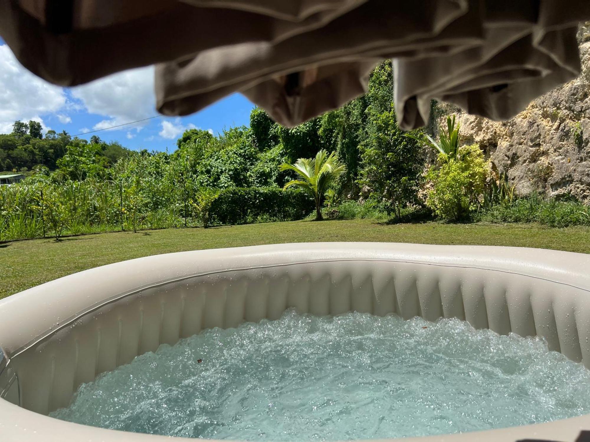 Villa Au Calme Avec Jacuzzi, Villa Le Boursoie Les Abymes Kültér fotó