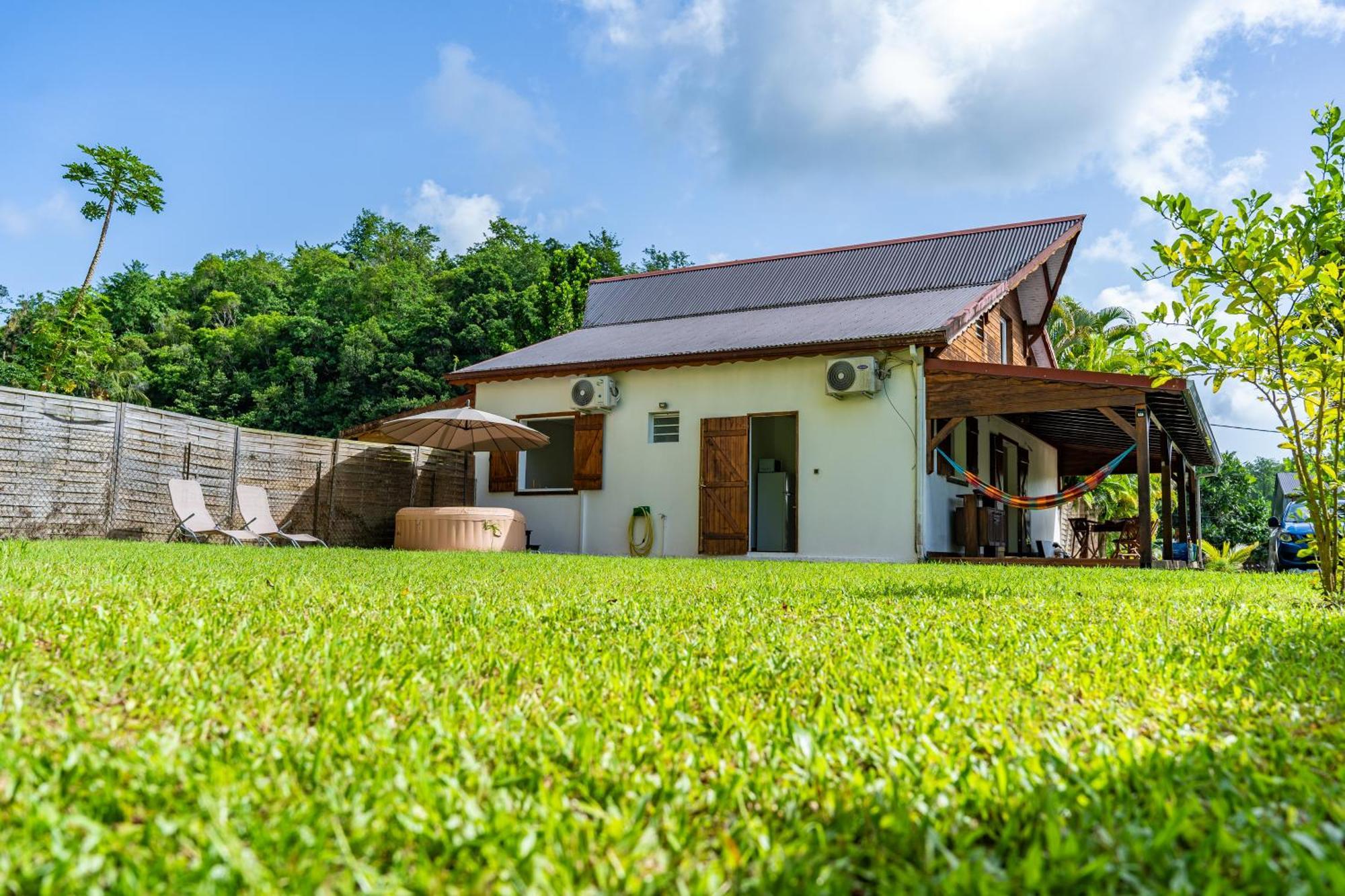 Villa Au Calme Avec Jacuzzi, Villa Le Boursoie Les Abymes Kültér fotó