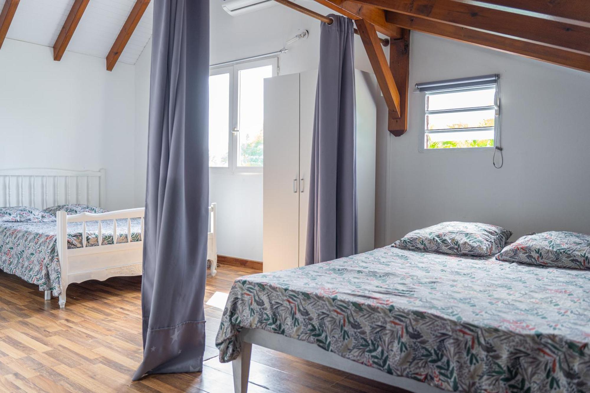 Villa Au Calme Avec Jacuzzi, Villa Le Boursoie Les Abymes Kültér fotó