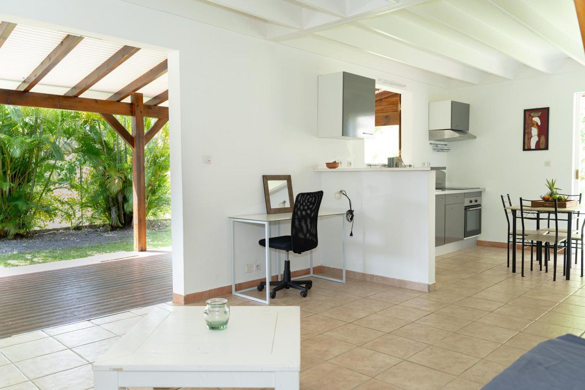 Villa Au Calme Avec Jacuzzi, Villa Le Boursoie Les Abymes Kültér fotó