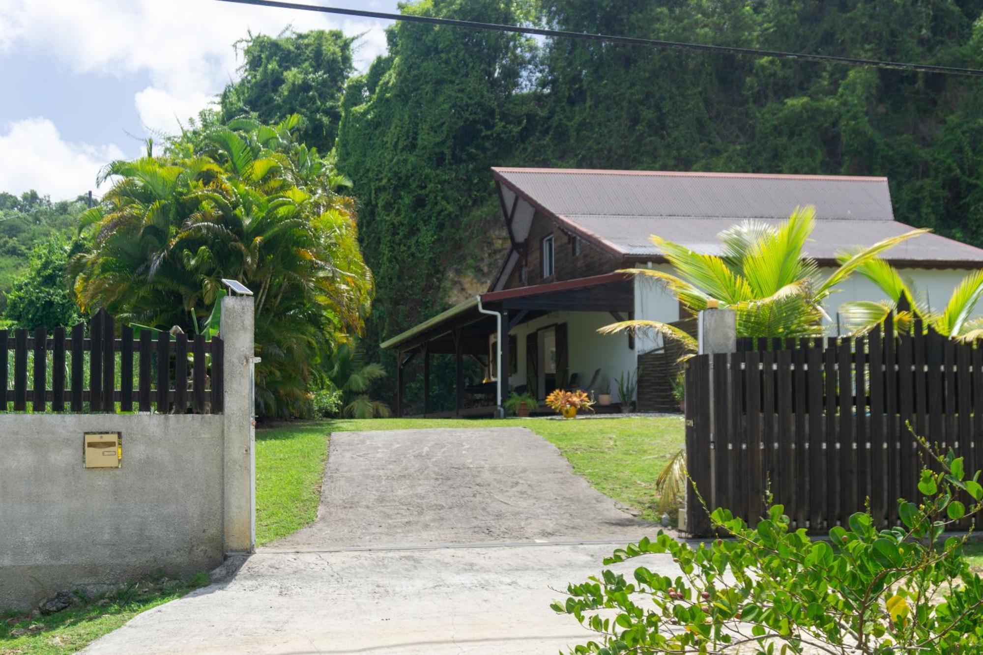 Villa Au Calme Avec Jacuzzi, Villa Le Boursoie Les Abymes Kültér fotó