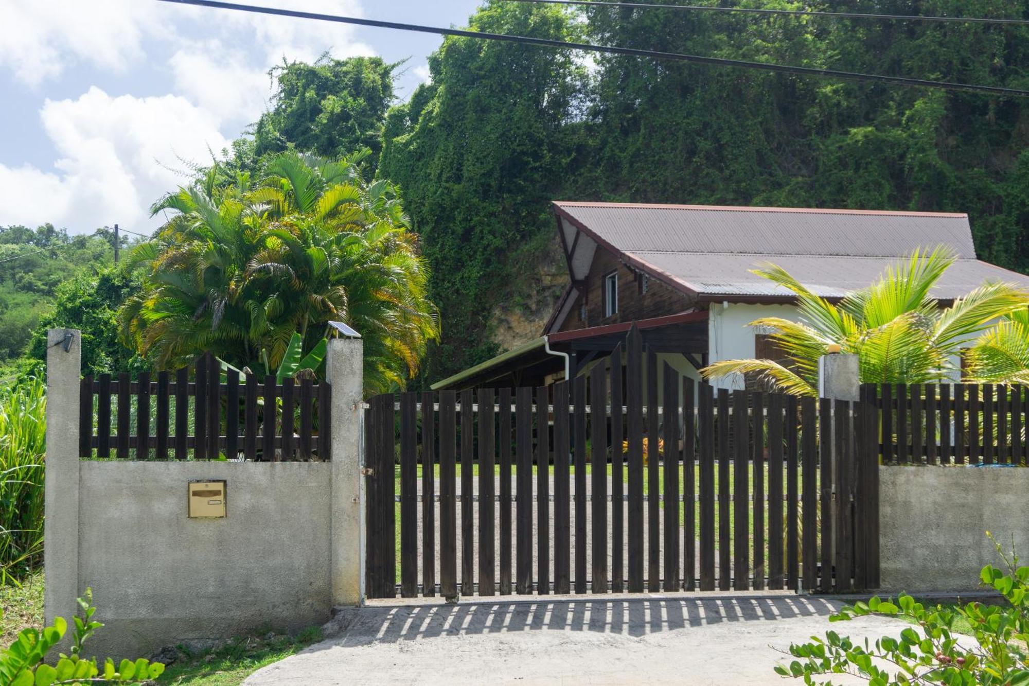 Villa Au Calme Avec Jacuzzi, Villa Le Boursoie Les Abymes Kültér fotó