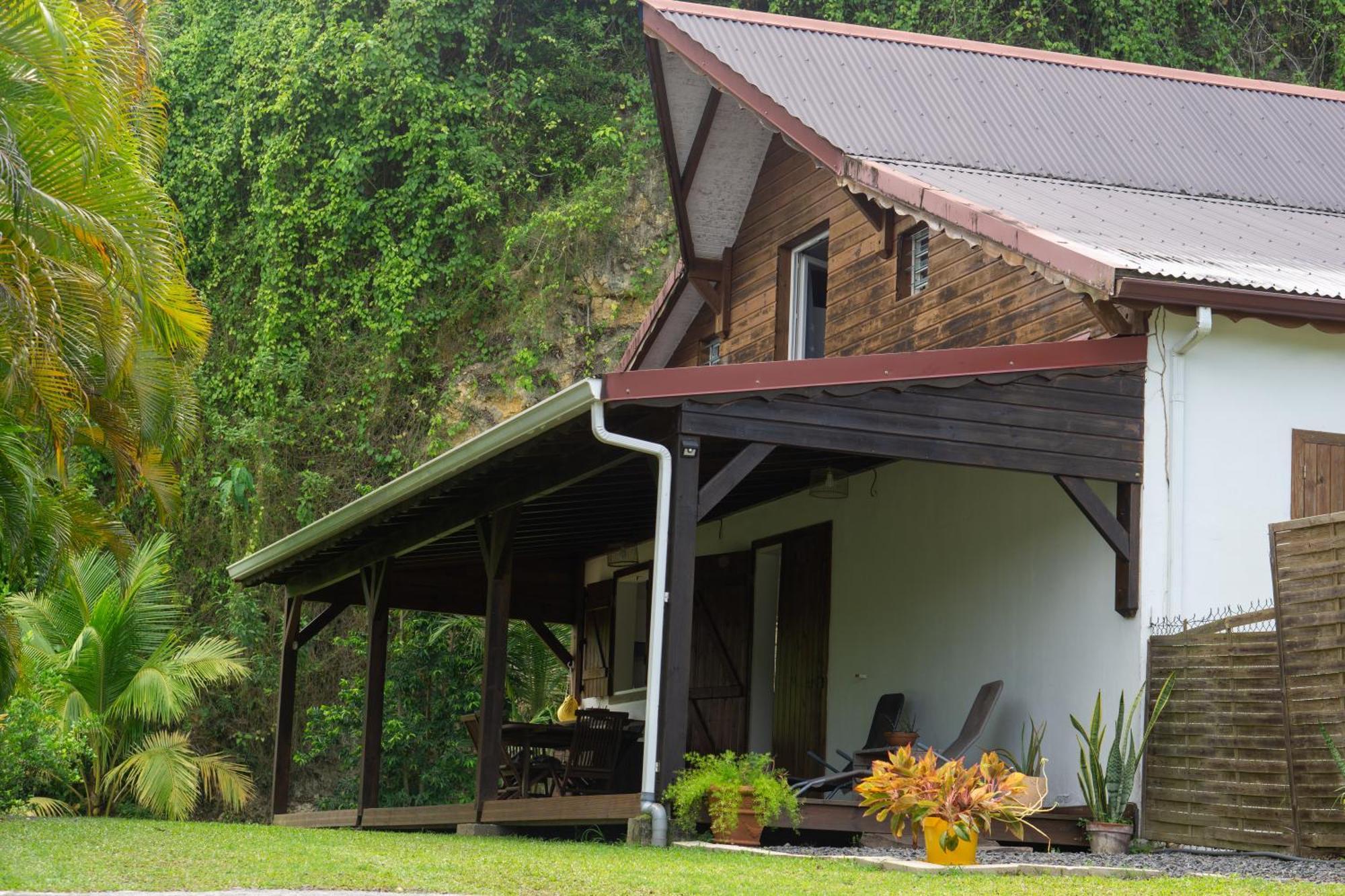 Villa Au Calme Avec Jacuzzi, Villa Le Boursoie Les Abymes Kültér fotó