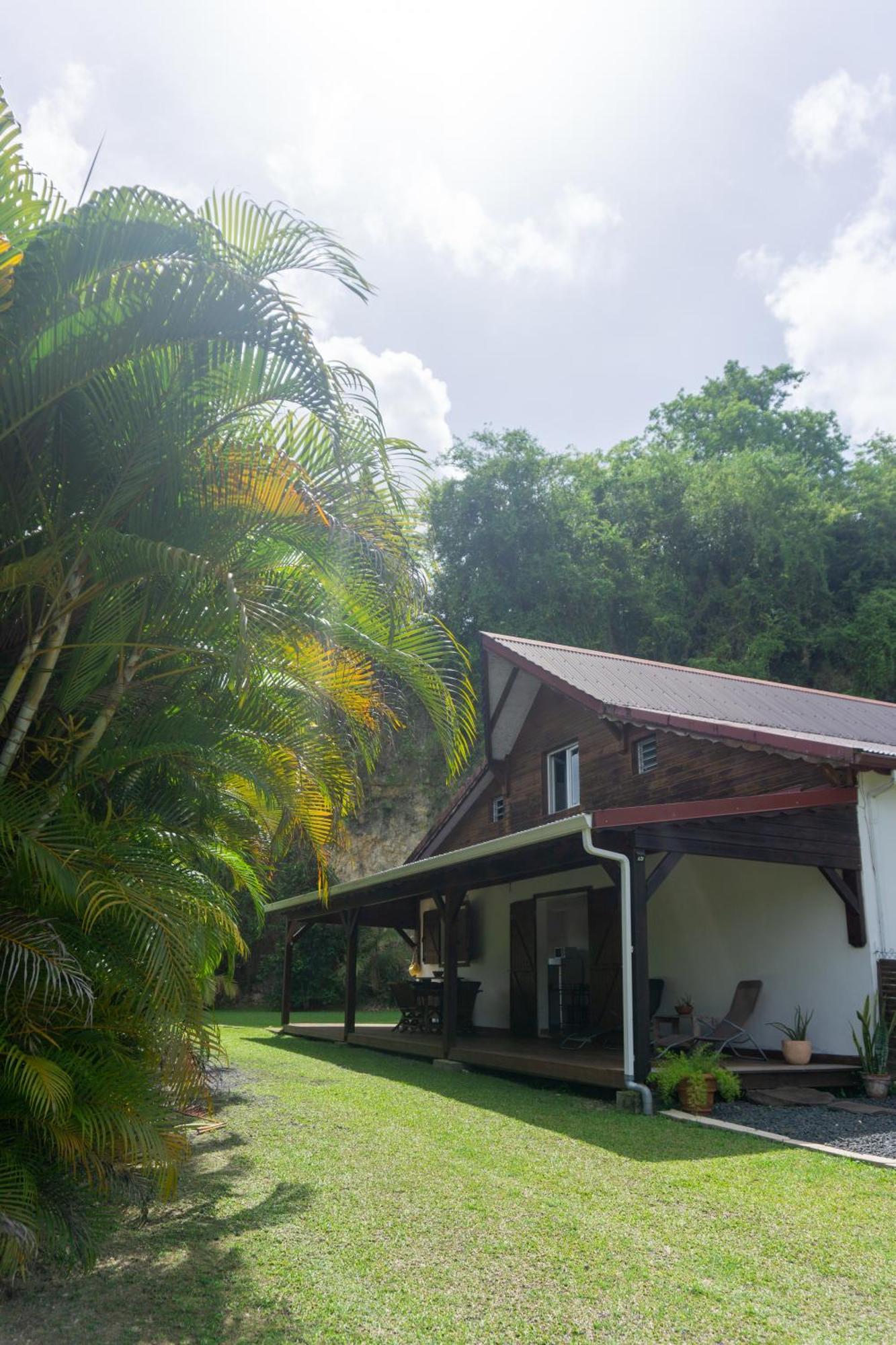 Villa Au Calme Avec Jacuzzi, Villa Le Boursoie Les Abymes Kültér fotó