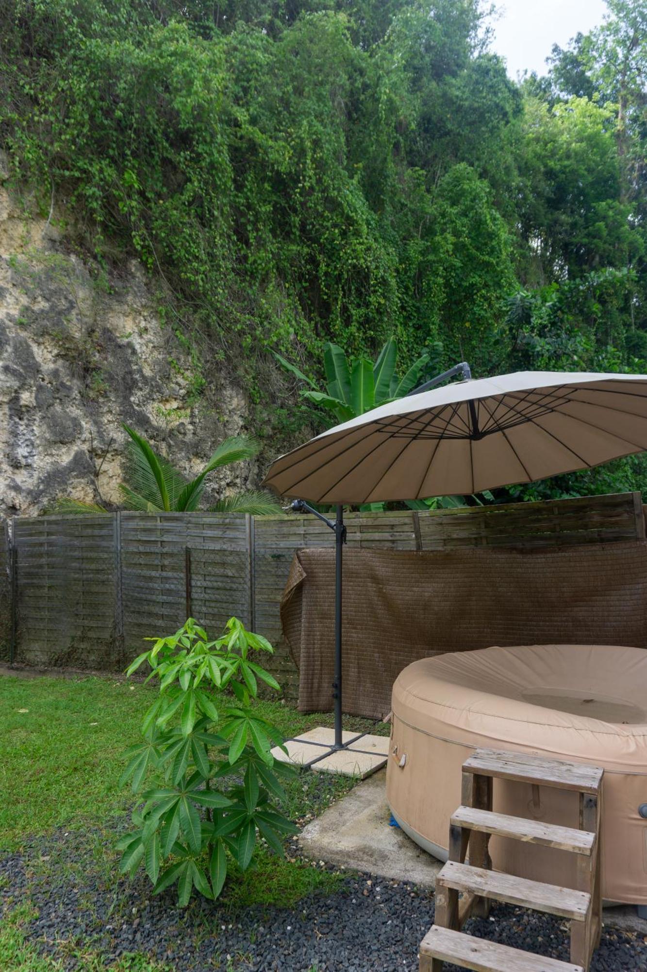 Villa Au Calme Avec Jacuzzi, Villa Le Boursoie Les Abymes Kültér fotó